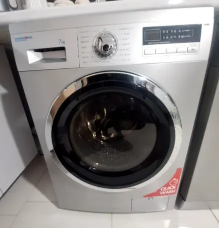 ماشین لباسشویی پاکشوما مدل WFU-73422 در حال تعمیر